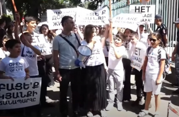 Акция протеста арцахцев перед посольством Франции (видео)